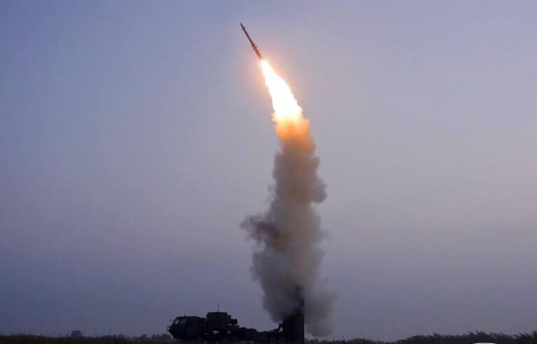 Corea del Norte lanza un misil balístico hacia el mar