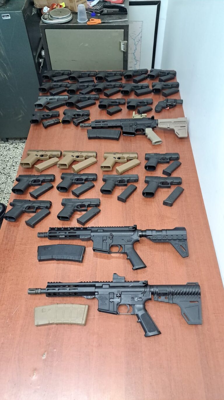 P.N descubre 30 armas de fuego enviadas desde EE.UU