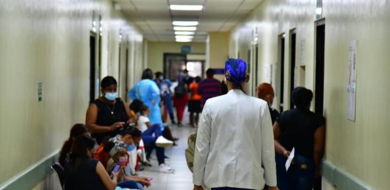 Aumenta el número de ingresos por sospechas de dengue en hospitales de Santo Domingo