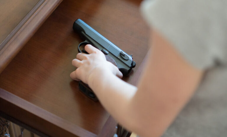 Niño de 5 años muere tras dispararse con pistola de tío en EE.UU.