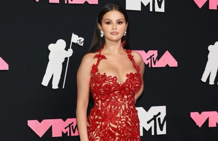 Diseñador dominicano Oscar de la Renta vistió a Selena Gómez para los MTV Awards