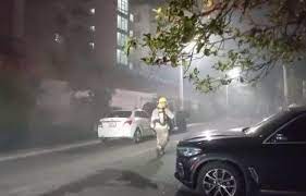 Incendio en Santiago deja ocho vehículos destruidos y 11 afectados