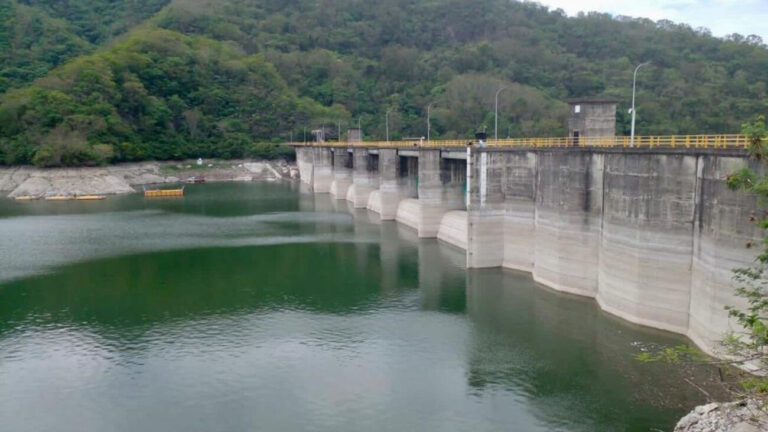 La Corporación del Acueducto y Alcantarillado De Santo Domingo (Caasd) informó que la producción de agua potable se sitúa en unos 379 millones de galones diarios, debido a una reducción de lluvias que ha impactado las cuencas de los ríos, producto de la sequía estacionaria que atraviesa el país.