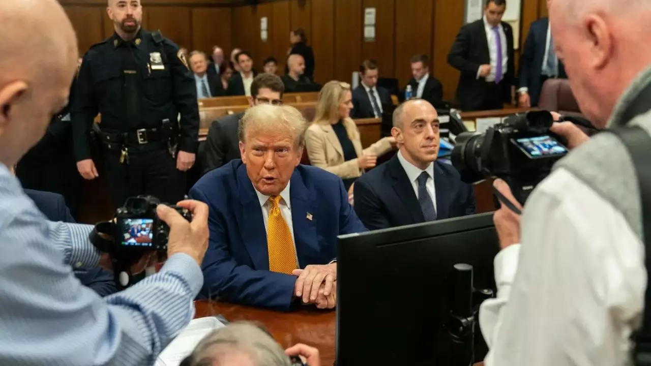 Abogados de Trump piden anular juicio por testimonios de actriz porno - RCC  Media